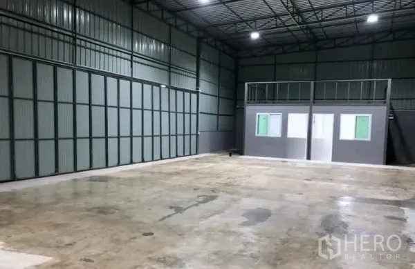 คลังสินค้า ให้เช่าในKhlong Sam Wa, Bangkok - พื้นโกดังติดไฟสว่าง พร้อมออฟฟิศชั้นลอยและห้องออฟฟิศชั้นล่าง