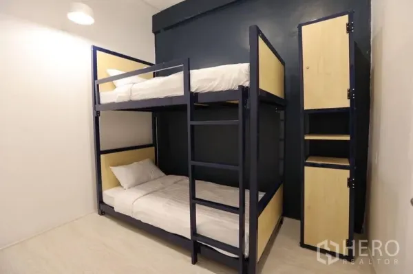 อาคารพาณิชย์ ให้เช่าในKhlong Toei, Bangkok - ห้องขนาดกะทัดรัด เตียงสองชั้นสีน้ำเงินพร้อมตู้ล็อกเกอร์บิลท์อิน