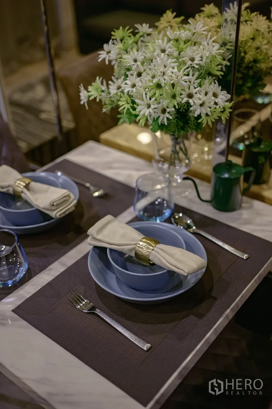 คอนโด ให้เช่าในWatthana, Bangkok - รายละเอียดการจัดโต๊ะ ชาม ผ้าเช็ดปาก และแจกันเดซี่สีขาว