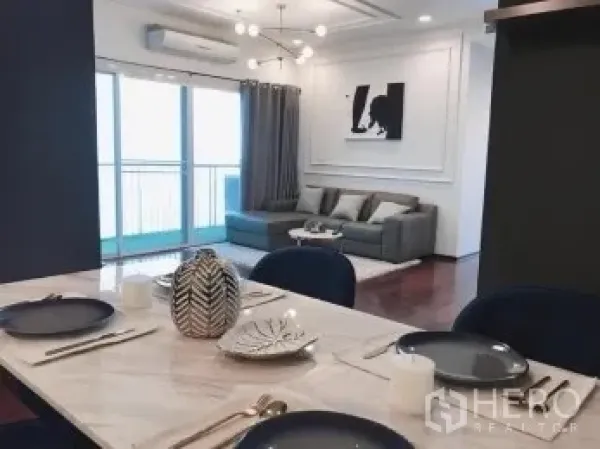 คอนโด ขายในWatthana, Bangkok - มุมรับประทานอาหารโต๊ะหินอ่อน มองสู่ห้องนั่งเล่นและระเบียง พร้อมโคมไฟโมเดิร์น