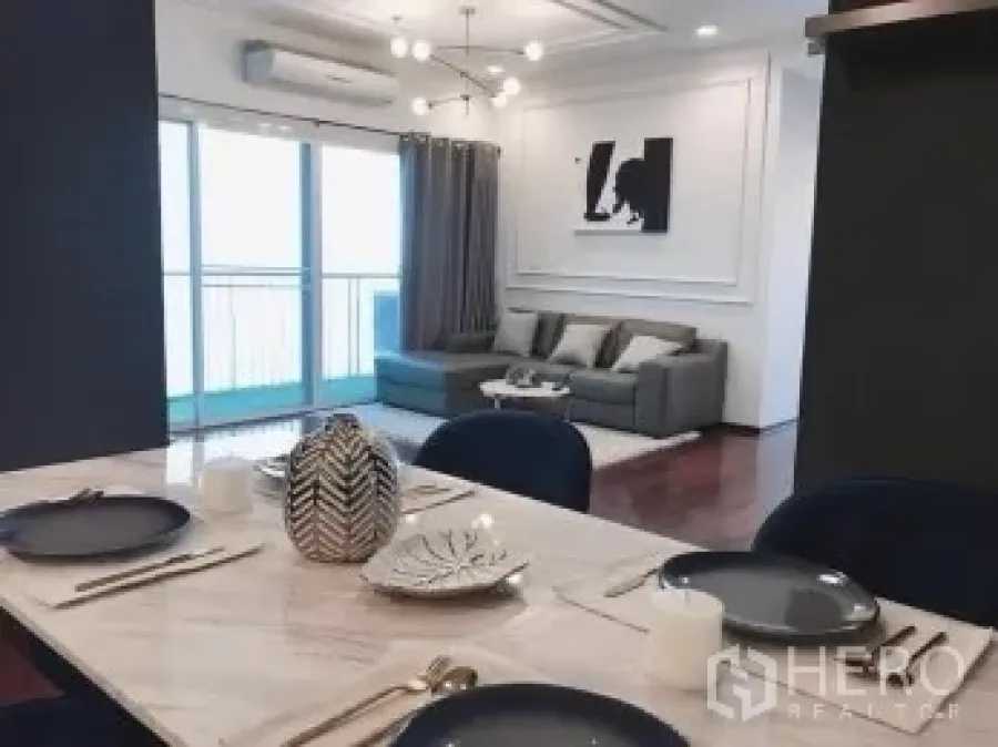 คอนโด ขายในWatthana, Bangkok - มุมรับประทานอาหารโต๊ะหินอ่อน มองสู่ห้องนั่งเล่นและระเบียง พร้อมโคมไฟโมเดิร์น