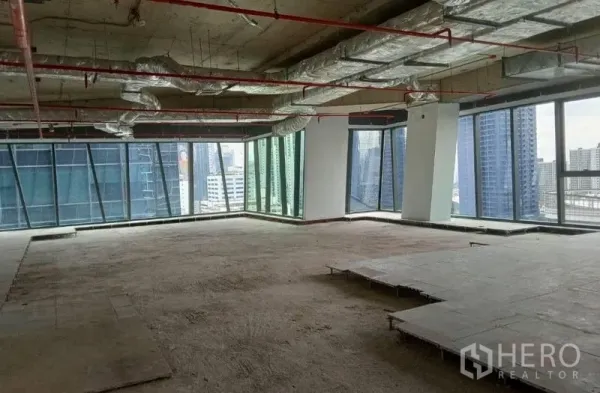 สำนักงาน ให้เช่า - มุมออฟฟิศกระจกโอบรอบ เพดานสูงเดินท่อระบบครบ มองเห็นสกายไลน์กรุงเทพฯ