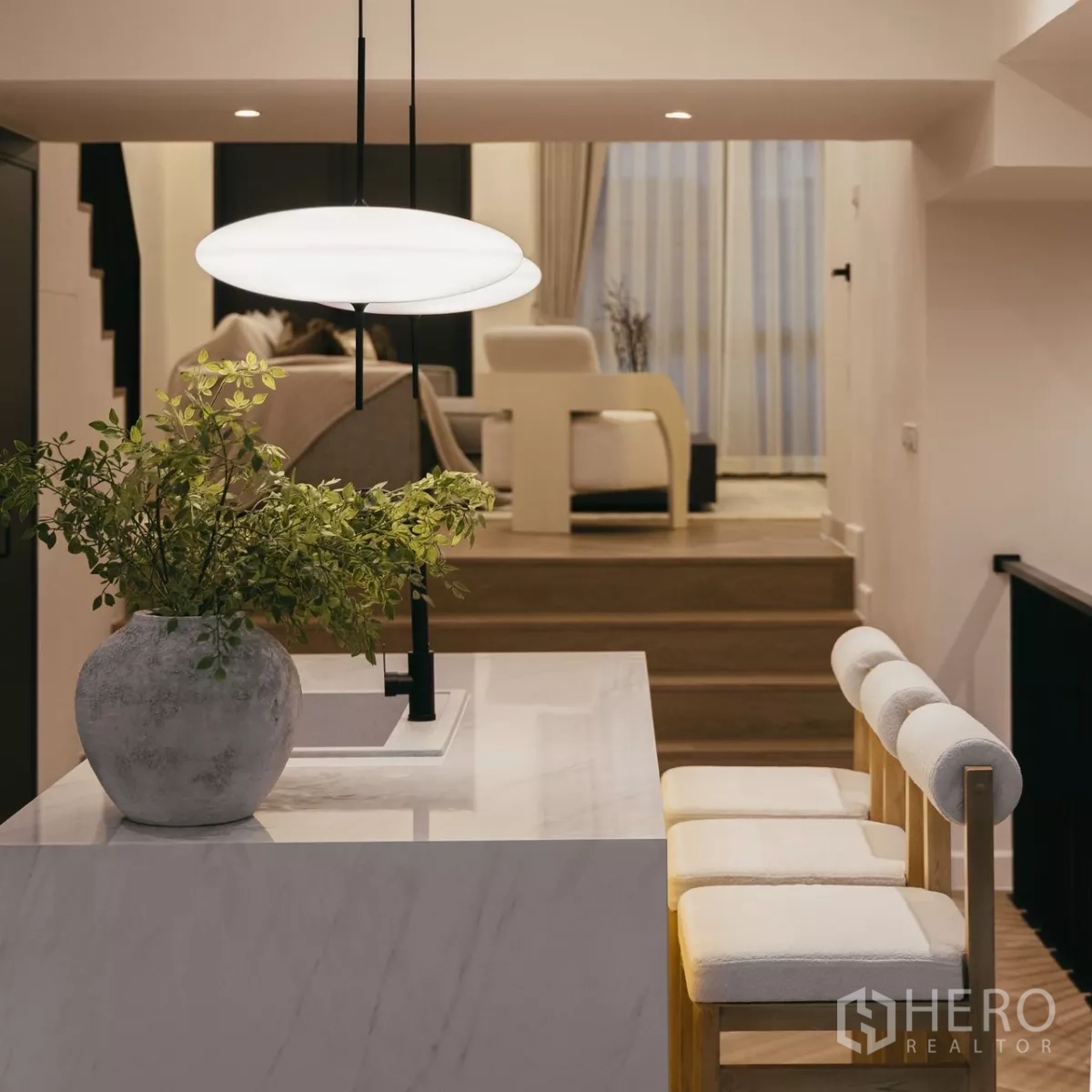 联排别墅 出租在Watthana, Bangkok - 近景中岛吧台，面向错层客厅区域。