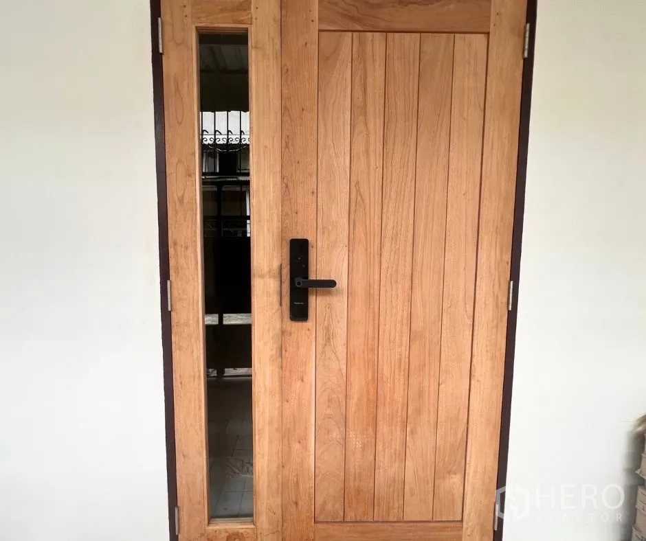 ทาวน์เฮาส์ ให้เช่า - ประตูทางเข้าไม้แท้ พร้อมกลอนดิจิทัลและกระจกข้าง