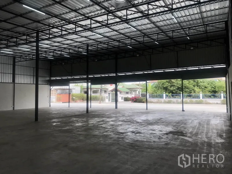 货栈 出租在Pathum Thani - 通透开间仓库，超大入口与前方车道，可见周边社区景观（巴吞他尼）