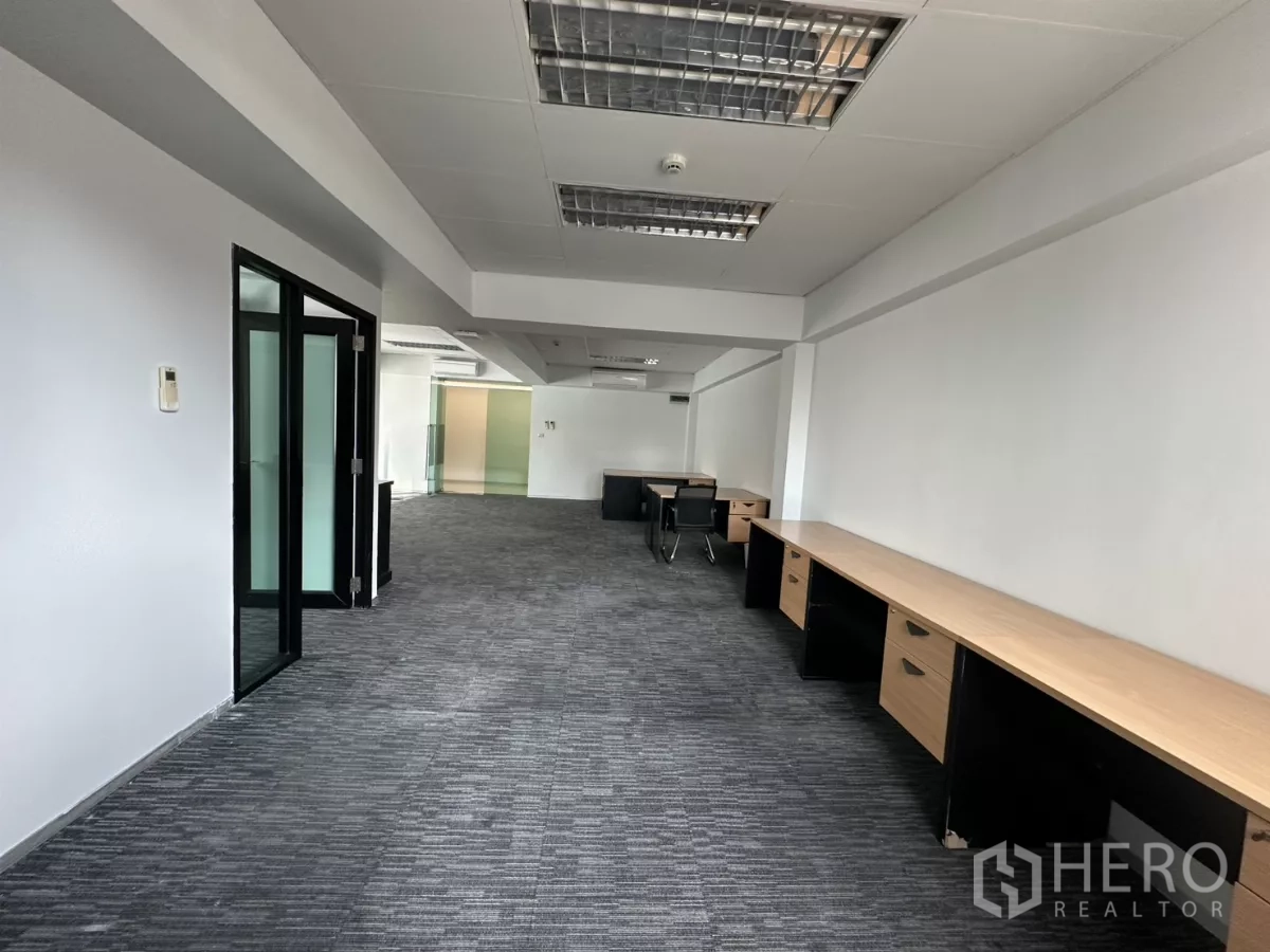 办公空间 出租在Watthana, Bangkok - 宽敞走道式办公室，玻璃隔间，成排内置书桌与顶灯。