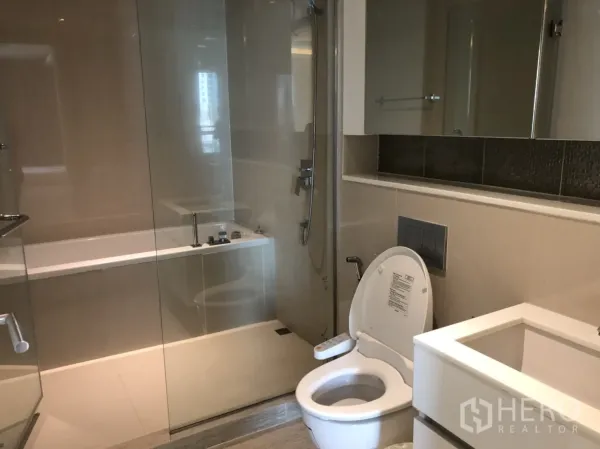 คอนโด ให้เช่าหรือขายในWatthana, Bangkok - ห้องน้ำสมัยใหม่พร้อมอ่างอาบน้ำ ฉากกั้นกระจก อ่างล้างหน้า และโถสุขภัณฑ์อัตโนมัติ
