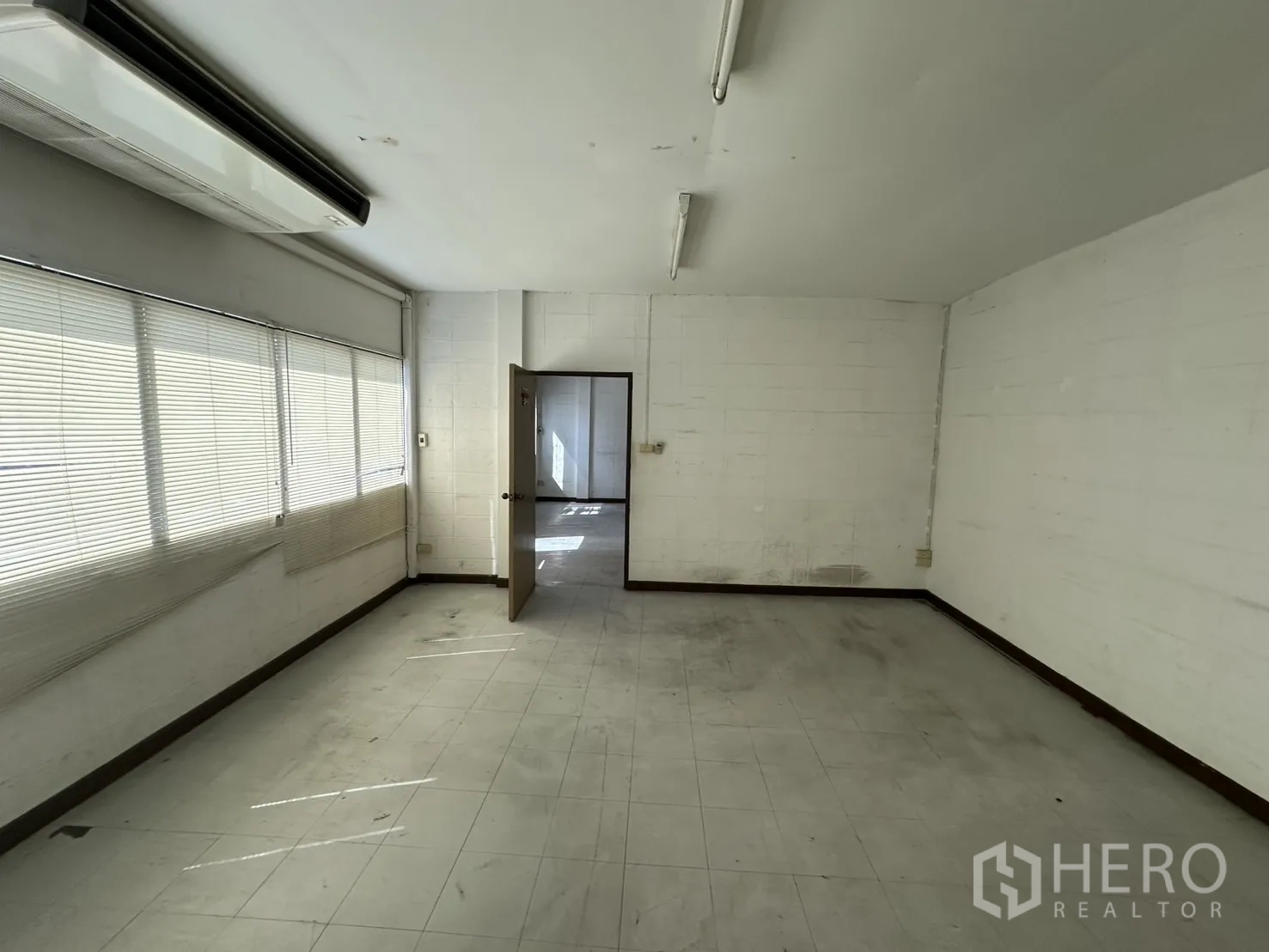 Warehouse for rent in Bang Na, Bangkok - Large meeting room with AC and wraparound windows.