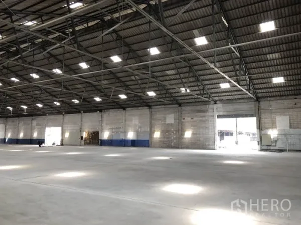 货栈 出租在Pak Kret, Nonthaburi - 仓库内部可见多处大型出入口，采光良好，装卸便捷。