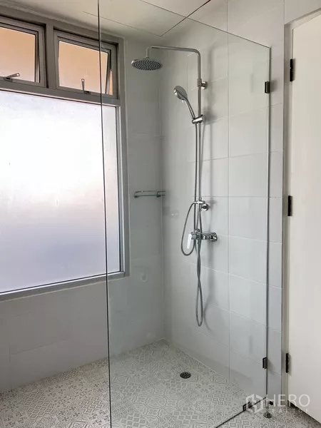 คอนโด ให้เช่าในKhlong Toei, Bangkok - ฝักบัวกั้นกระจกแบบวอล์กอินพร้อมเรนชาวเวอร์และหน้าต่างฝ้า