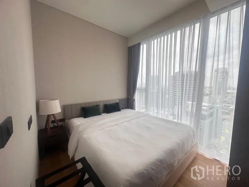คอนโด ให้เช่า - ห้องนอนอีกห้อง เตียงคู่ โต๊ะหัวเตียง และหน้าต่างเต็มผนังวิวเมือง