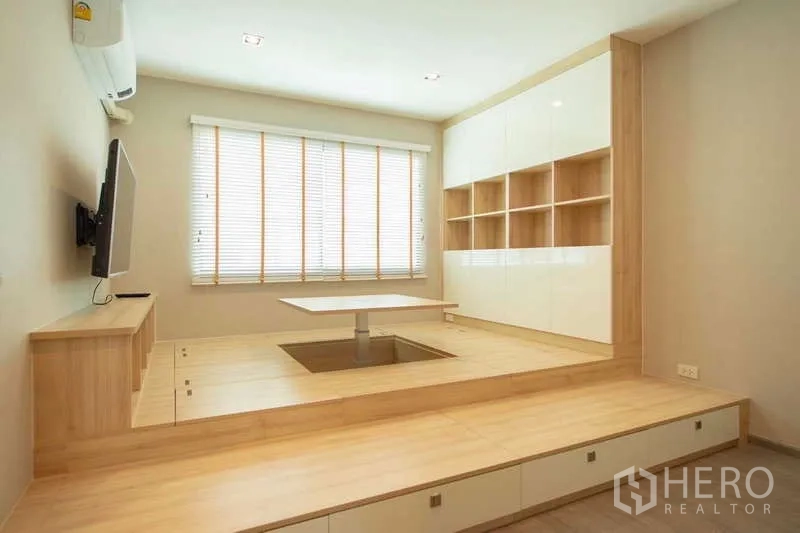 联排别墅 出租或出售在Lat Phrao, Bangkok - 多功能地台房，抽屉收纳与通顶柜。