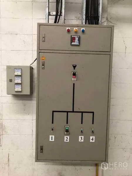 工厂 出租在Bang Sao Thong, Samut Prakan - 厂内配电控制柜，用于工业用电分配。