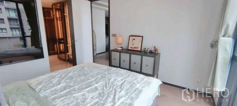 คอนโด ให้เช่าในWatthana, Bangkok - ห้องนอนโทนอบอุ่น มีตู้ลิ้นชักและประตูเชื่อมพื้นที่แต่งตัว