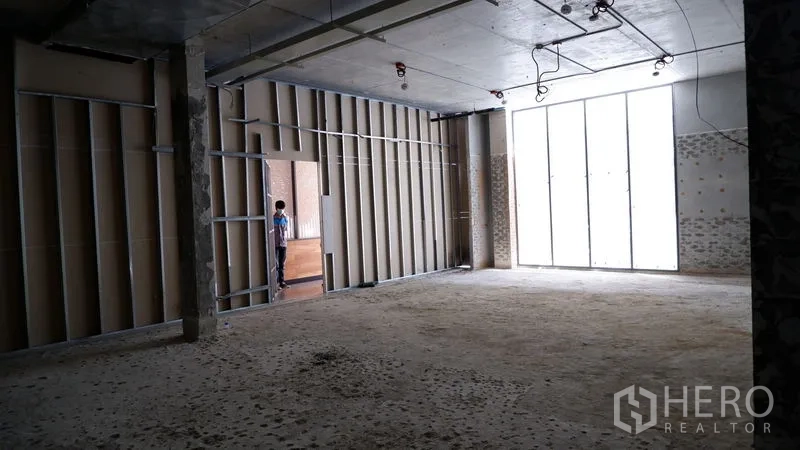 零售空间 出租在Watthana, Bangkok - 开放式店铺空间，金属龙骨隔墙与落地玻璃采光。