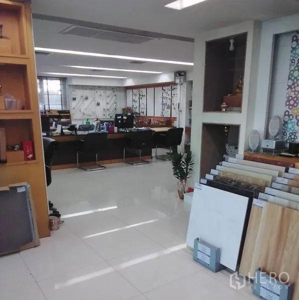 สำนักงานที่บ้าน ให้เช่าในMin Buri, Bangkok - พื้นที่สำนักงานแบบโอเพนสเปซสว่าง โปร่ง พร้อมชั้นวางตัวอย่างกระเบื้องและที่นั่งทำงาน