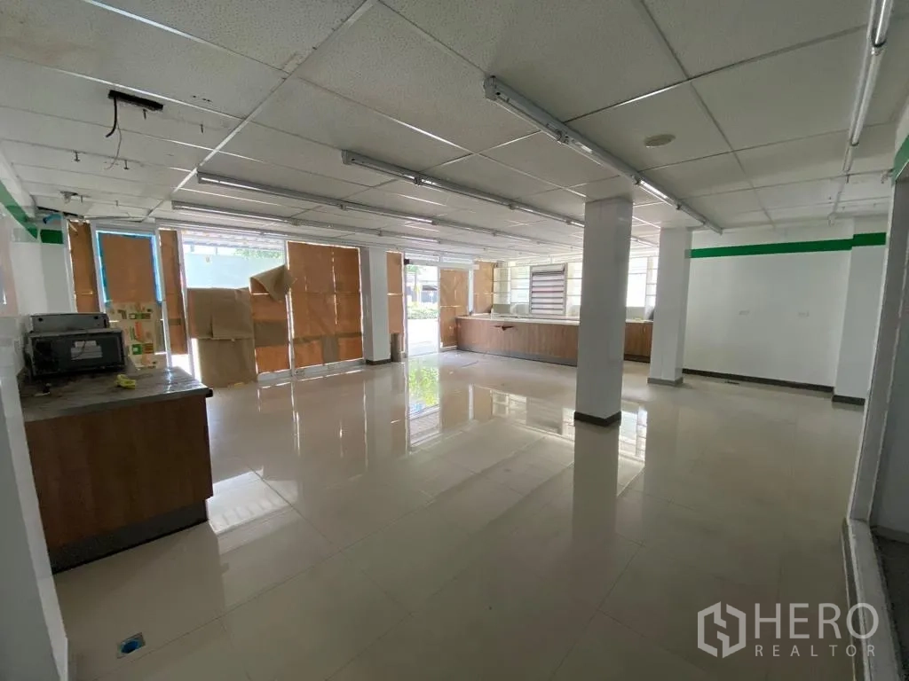 零售空间 出租在Khlong Toei, Bangkok - 大型前厅，瓷砖地面，临街窗户被纸板遮挡。