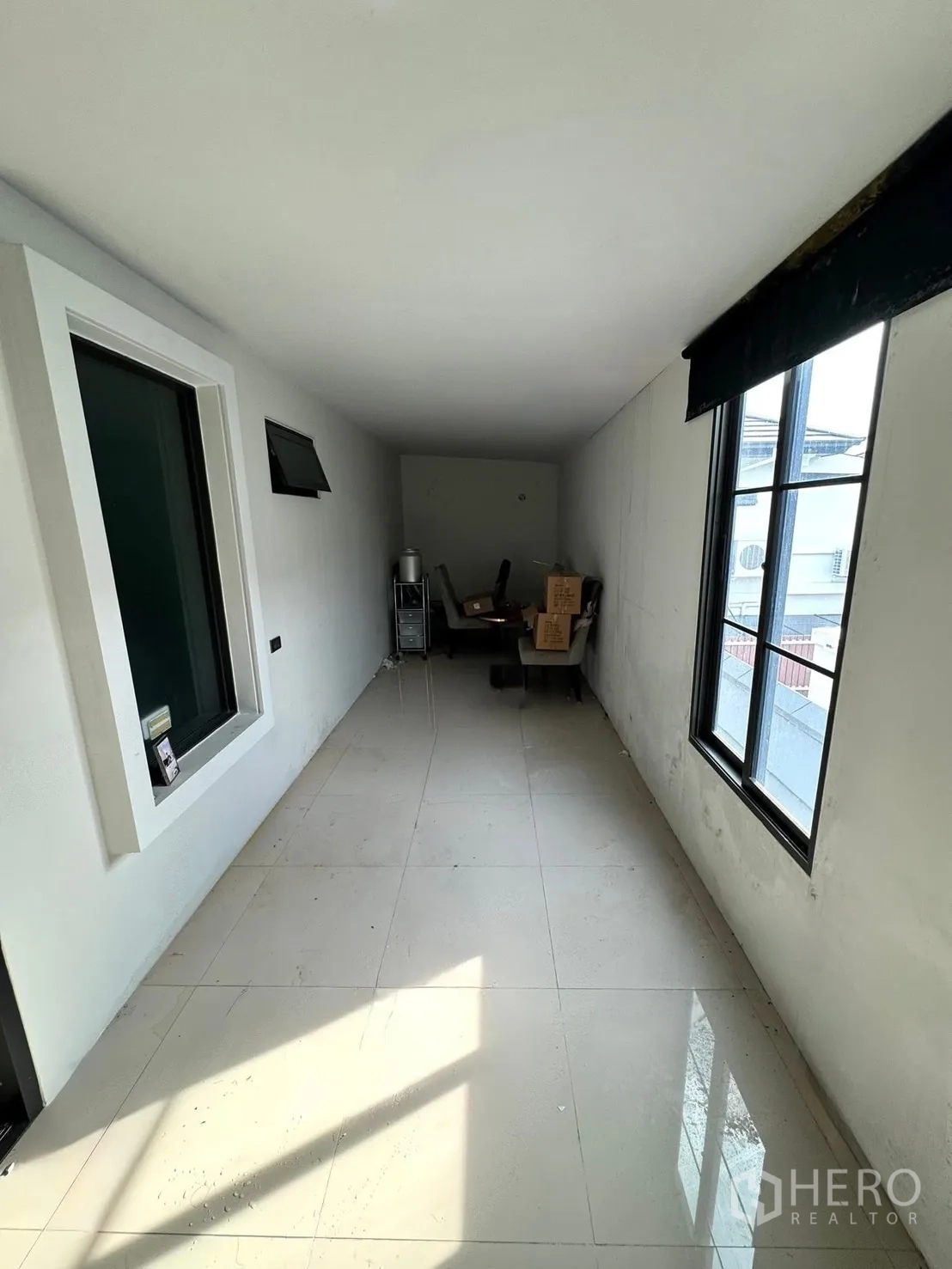 独立式住宅 出售在Mueang Pathum Thani, Pathum Thani - 加建多功能房，瓷砖地面，自然采光好。