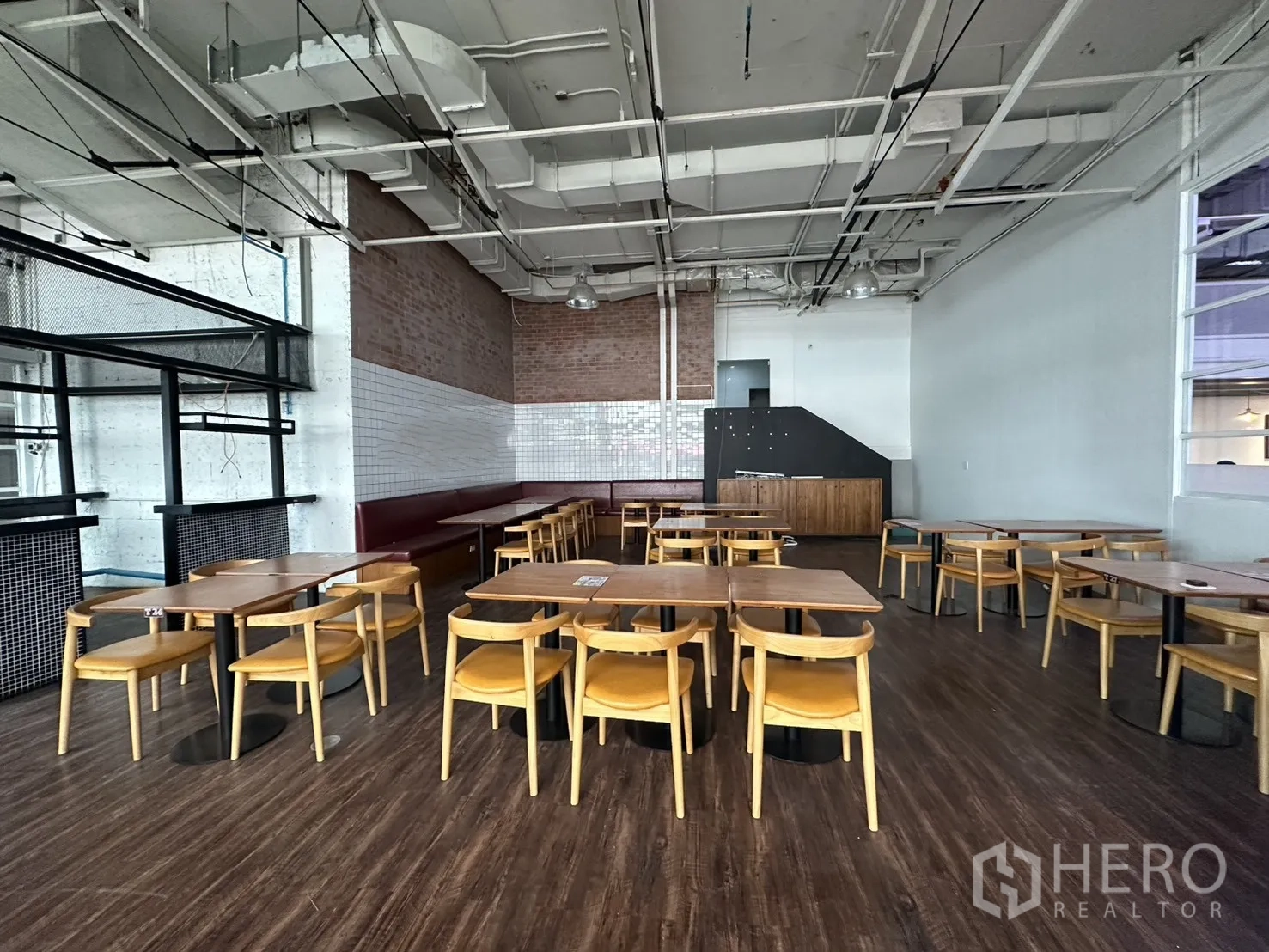 零售空间 for rent in Watthana, Bangkok - 宽敞就座区，木纹地面与充足自然光。