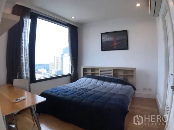 คอนโด ให้เช่าในKhlong Toei, Bangkok - ห้องนอนพร้อมกระจกบานใหญ่เห็นวิวเมือง มีโต๊ะทำงาน เครื่องปรับอากาศ และพื้นไม้