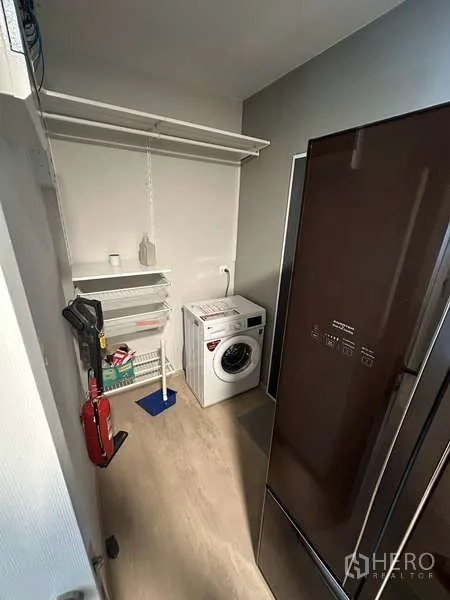 独立式住宅 出租在Prawet, Bangkok - 洗衣与杂物间，带洗衣机、置物架和大冰箱。