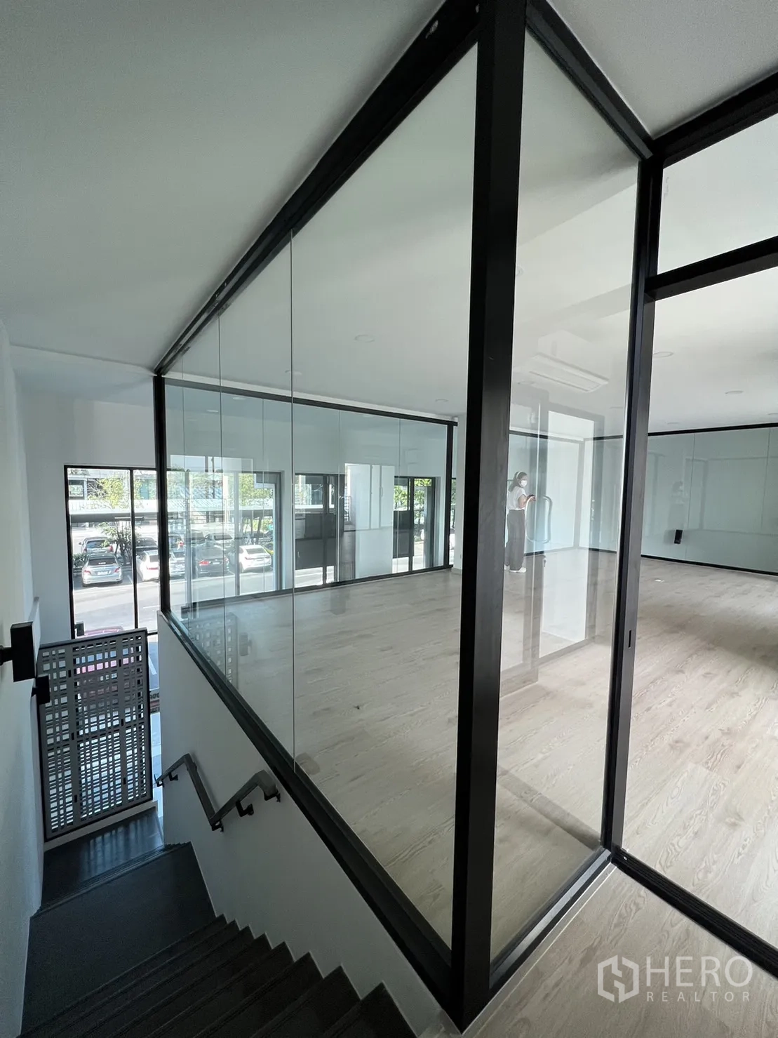 สำนักงานที่บ้าน ให้เช่าในBang Phli, Samut Prakan - โถงบันไดขึ้นสู่ห้องทำงานผนังกระจกบนชั้นลอย