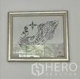 สำนักงานที่บ้าน ให้เช่าในWang Thonglang, Bangkok - กรอบรูปงานศิลป์แขวนบนผนังสีขาว