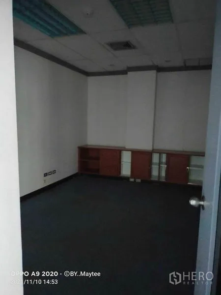 办公空间 出租在Watthana, Bangkok - 紧凑型独立办公室，铺地毯，带底柜与吸音吊顶面板。