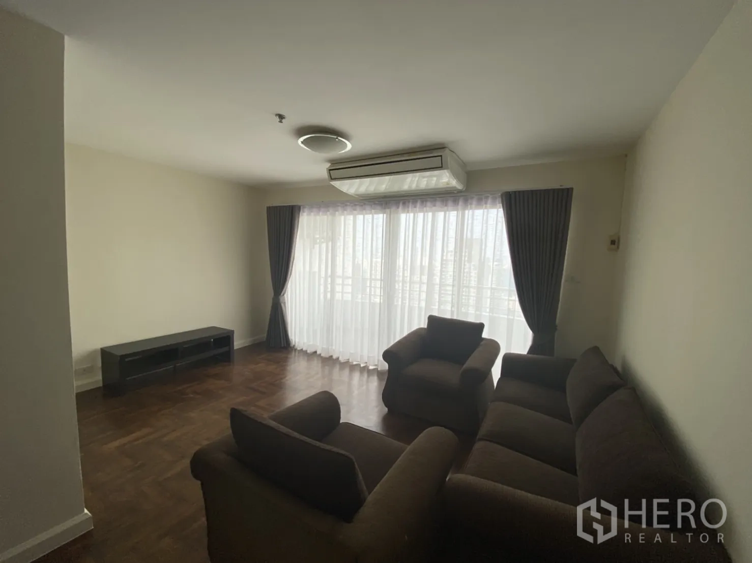 คอนโด ให้เช่าในWatthana, Bangkok - พื้นที่รับแขกกว้าง โซฟาชุด เครื่องปรับอากาศ และม่านทึบเต็มผนัง