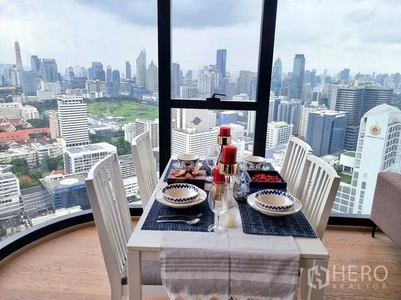 公寓 出租在Bang Rak, Bangkok - 靠窗四人餐桌已摆台，可观壮阔城市天际线。