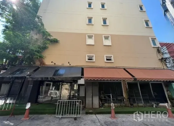 零售空间 出租在Bang Rak, Bangkok - Silom区临街一层店面外观，带遮阳篷的中高层建筑。