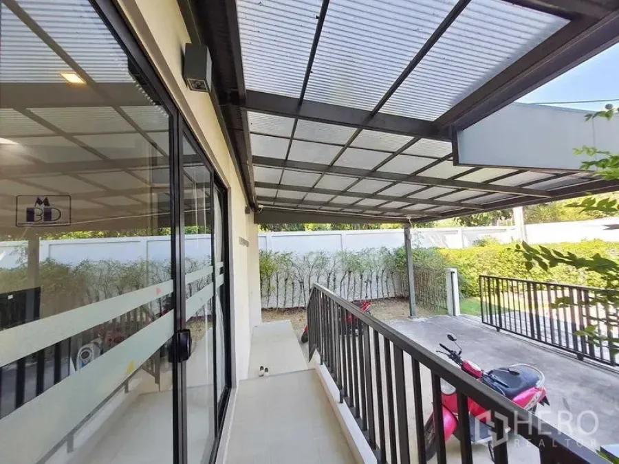 สำนักงานที่บ้าน ให้เช่าในSaphan Sung, Bangkok - เฉลียงและที่จอดรถแบบหลังคาเมทัลชีท ข้างทางเข้ากระจกใส