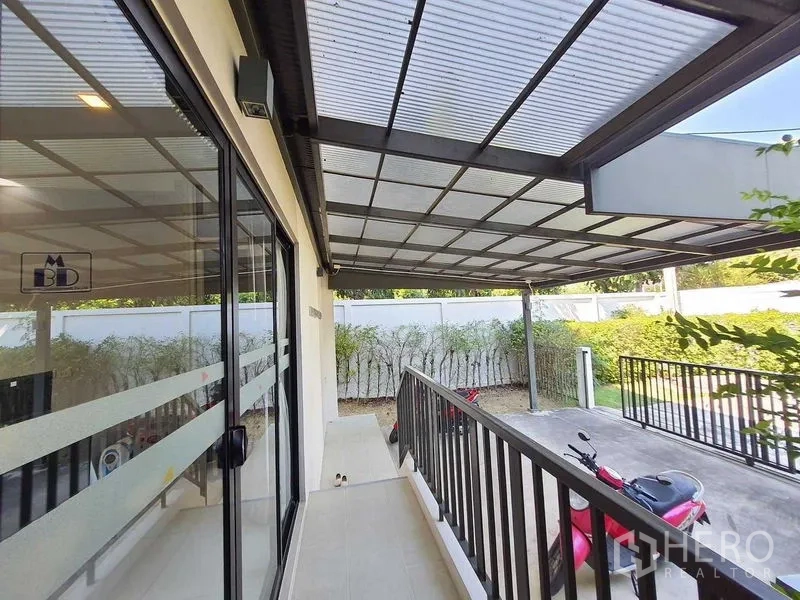 สำนักงานที่บ้าน ให้เช่าในSaphan Sung, Bangkok - เฉลียงและที่จอดรถแบบหลังคาเมทัลชีท ข้างทางเข้ากระจกใส