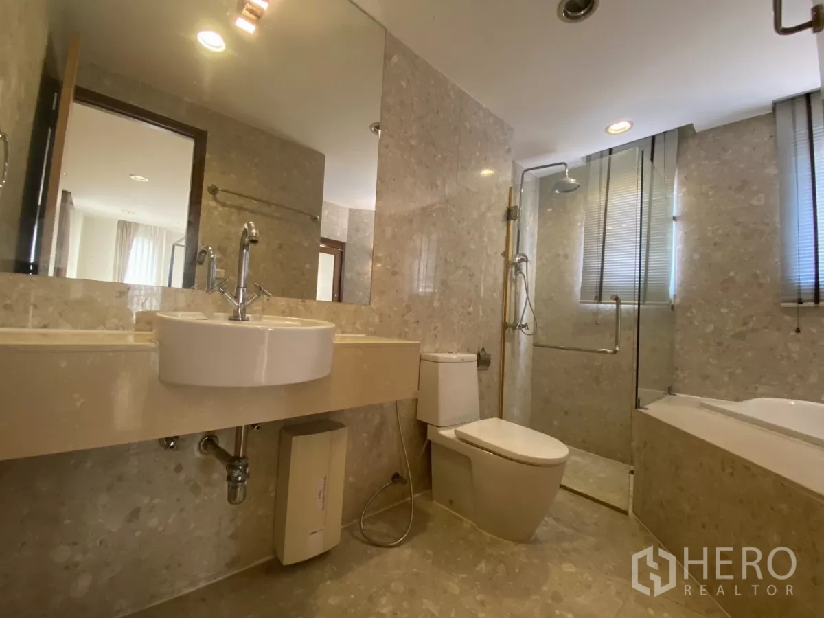 คอนโด ให้เช่าในWatthana, Bangkok - ห้องน้ำใหญ่พร้อมเคาน์เตอร์อ่างยาว โถสุขภัณฑ์ ฝักบัวกระจก และอ่างอาบน้ำลายหิน