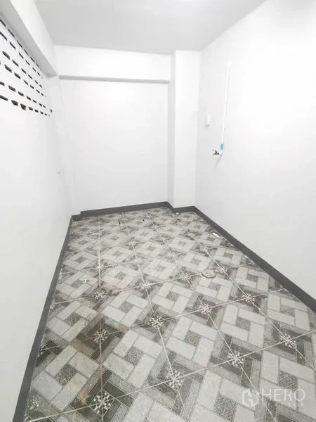 店屋 出租在Wang Thonglang, Bangkok - 多功能杂物间，花纹地砖与给水点，适合茶水间或储物。