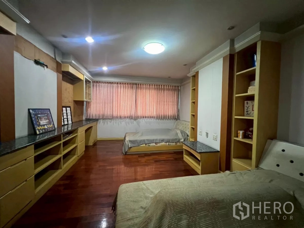 店屋 出租在Bang Rak, Bangkok - 宽敞卧室，双床、内置书架与木地板。