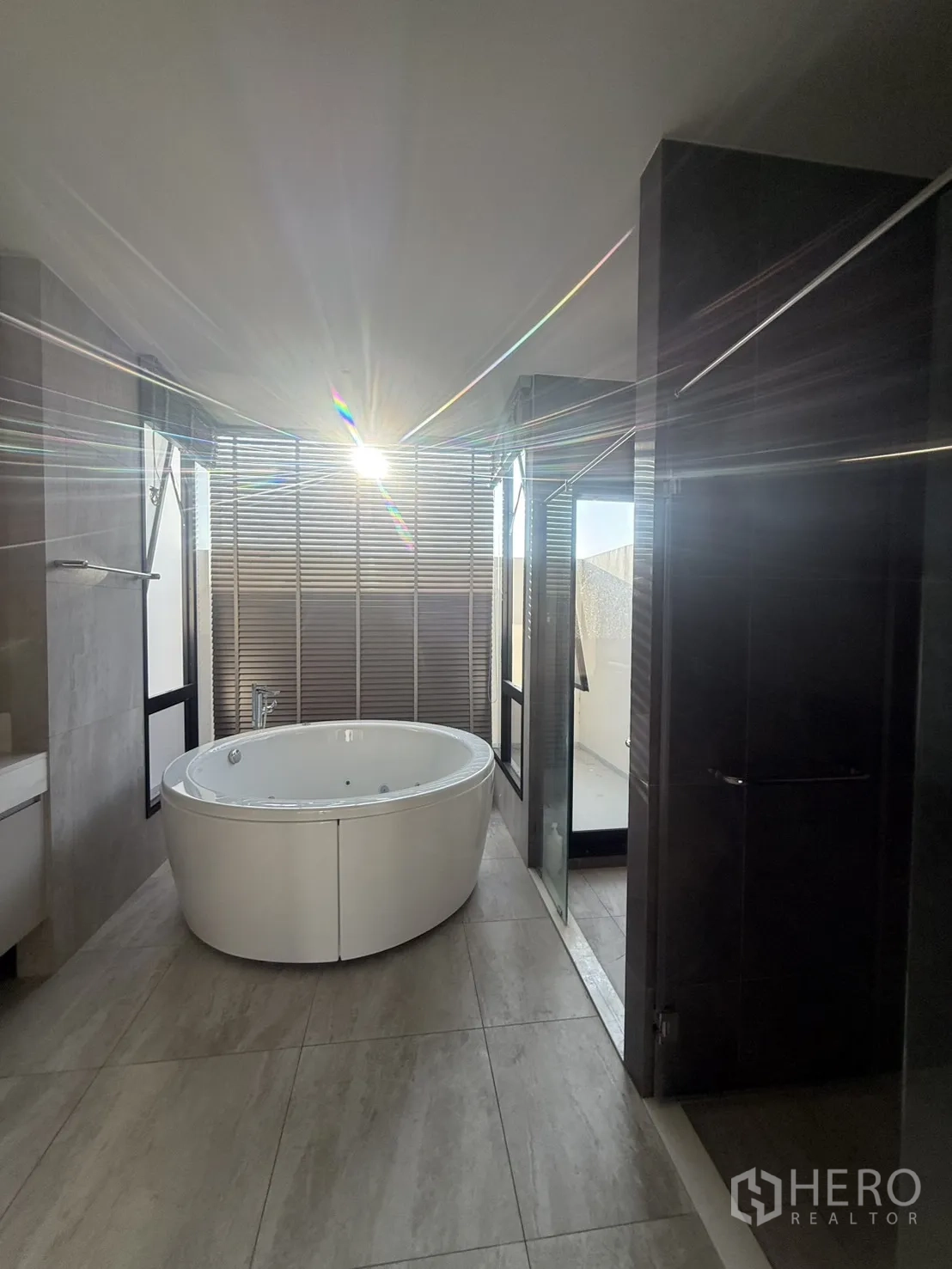 Detached House for rent in Saphan Sung, Bangkok - Spa-like bathroom featuring a round jacuzzi tub with natural light.