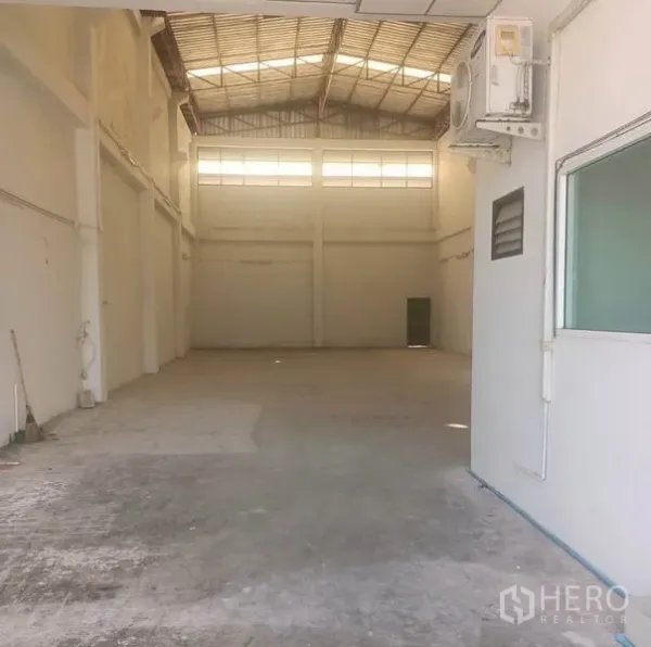 คลังสินค้า ให้เช่าในPathum Thani - ภายในโกดังสว่าง เพดานสูง มีช่องแสงด้านบนและพื้นคอนกรีต.