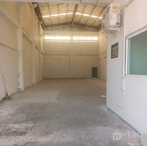 คลังสินค้า ให้เช่าในPathum Thani - ภายในโกดังสว่าง เพดานสูง มีช่องแสงด้านบนและพื้นคอนกรีต.