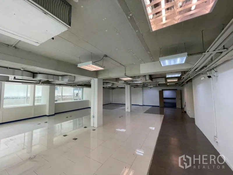สำนักงาน ให้เช่าในRatchathewi, Bangkok - ภายในสำนักงานแบบเปิด โชว์งานท่อดักท์ ไฟตะแกรง และพื้นเงา