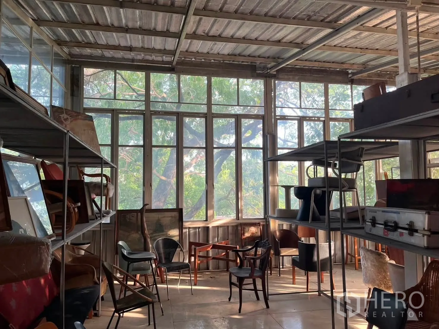 โกดัง for rent in Watthana, Bangkok - ชั้นบนสว่างด้วยหน้าต่างสูงเต็มแนว พร้อมชั้นเหล็กสำหรับจัดเก็บ