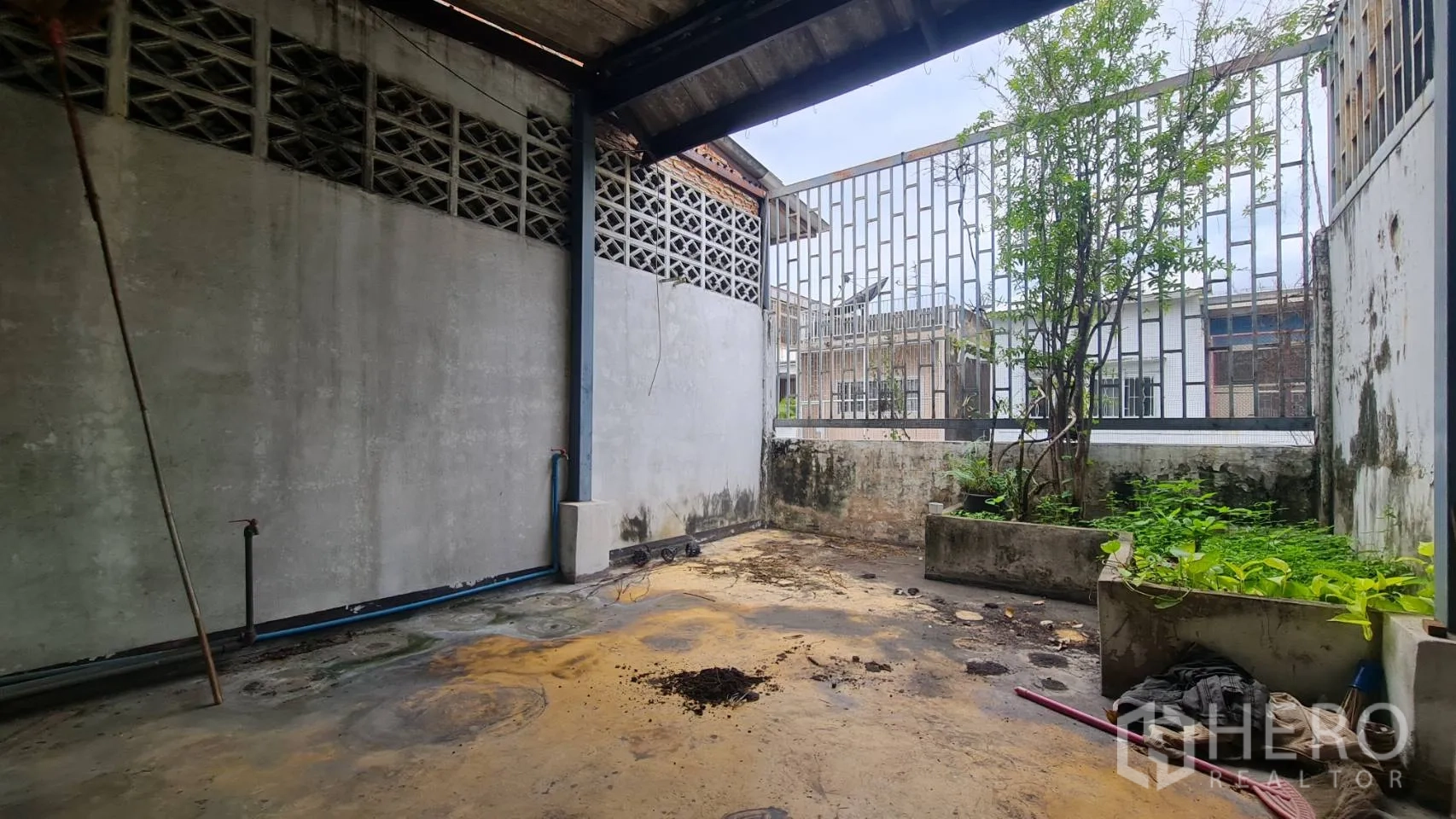 อาคารพาณิชย์ ให้เช่าหรือขายในWatthana, Bangkok - ดาดฟ้าเปิดโล่งพร้อมแปลงปลูกและรั้วเหล็ก มองเห็นเพื่อนบ้าน