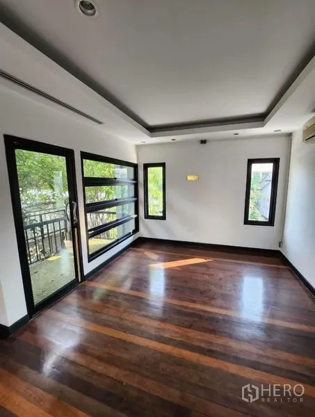 带办公室的家 出租在Lat Phrao, Bangkok - 明亮卧室或办公室，带阳台门与横向条形窗，木地板。