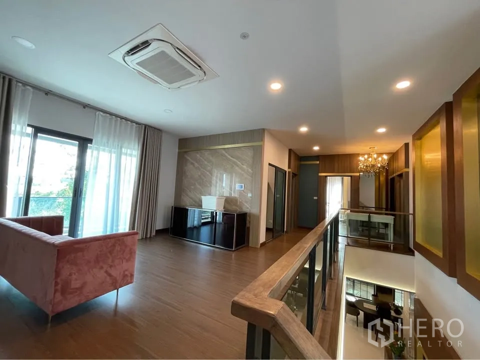 บ้านเดี่ยว for rent or sale in Bang Phli, Samut Prakan - แฟมิลี่รูมชั้นบนพื้นไม้พร้อมทางออกสู่ระเบียง