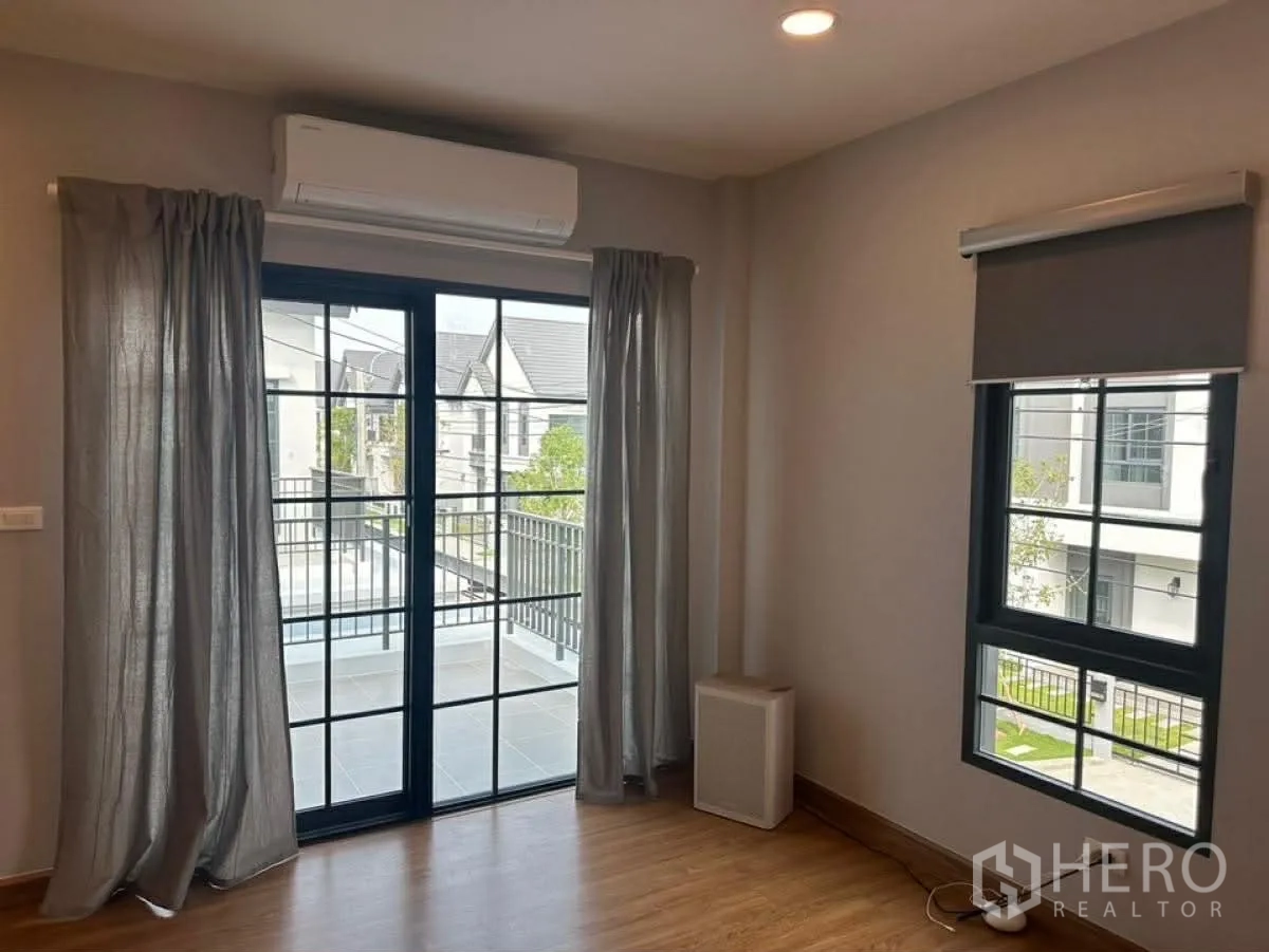 บ้านเดี่ยว for rent in Bang Phli, Samut Prakan - ห้องนอนมีประตูกระจกบานเลื่อนออกไประเบียงและหน้าต่าง