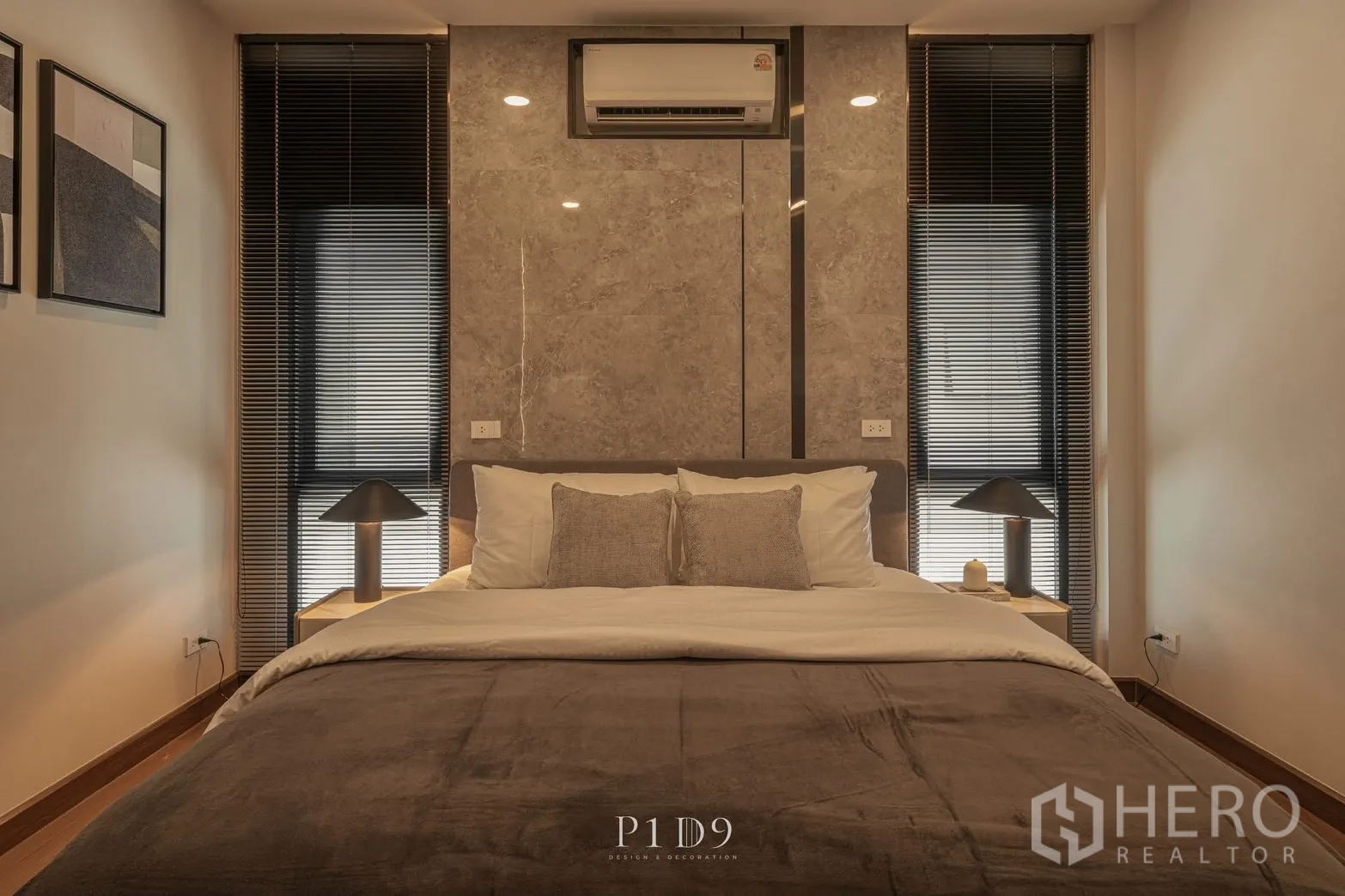 Detached House for rent in Bang Phli, Samut Prakan - Bedroom with marble-style headboard wall, narrow windows and bedside lamps.