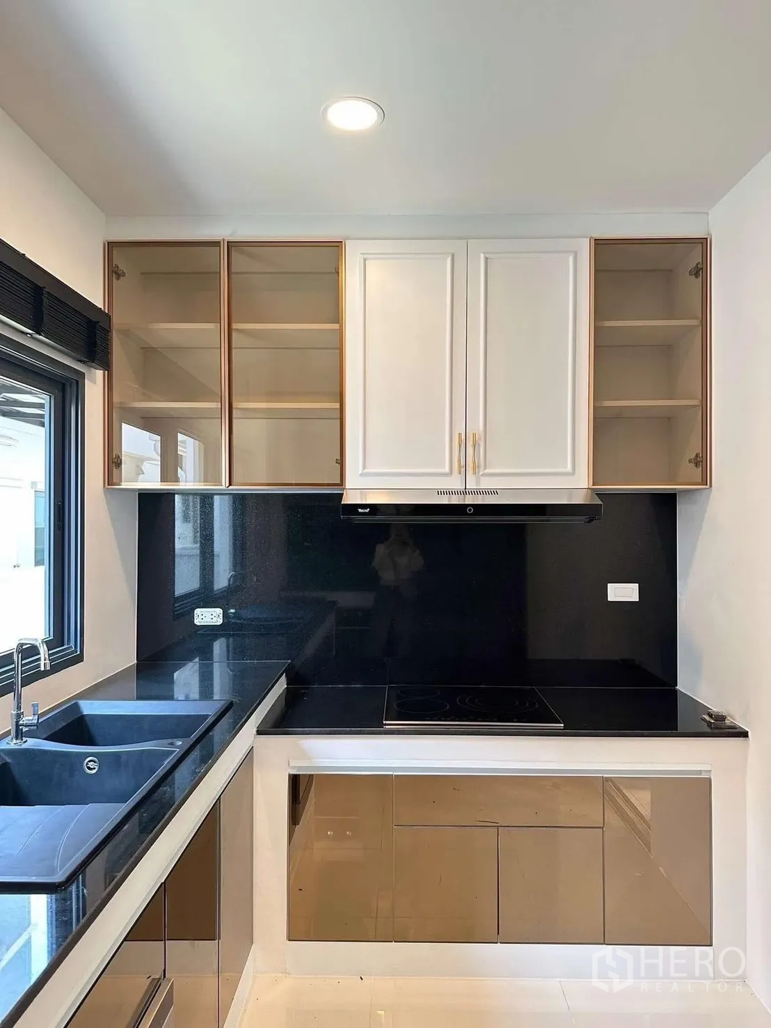 บ้านเดี่ยว for rent in Bang Phli, Samut Prakan - มุมครัวพร้อมเตา ดูดควัน และอ่างล้างจานคู่ใต้หน้าต่างกว้าง
