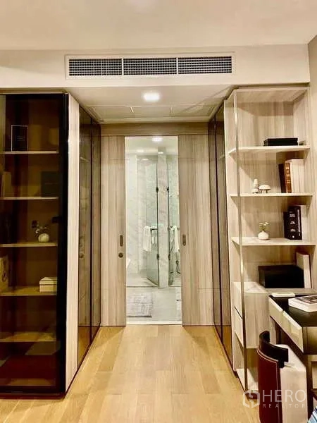คอนโด ให้เช่าในWatthana, Bangkok - ตู้บิวท์อินและชั้นวางพร้อมมุมทำงาน เชื่อมประตูเลื่อนเข้าสู่ห้องน้ำกระจก