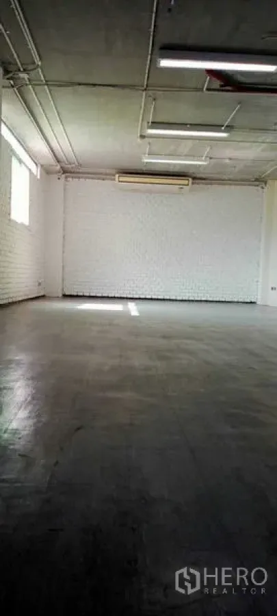 办公空间 出租在Khlong Toei, Bangkok - 宽敞办公空间，外露管线天花，壁挂空调，侧窗与亮泽深色地面。