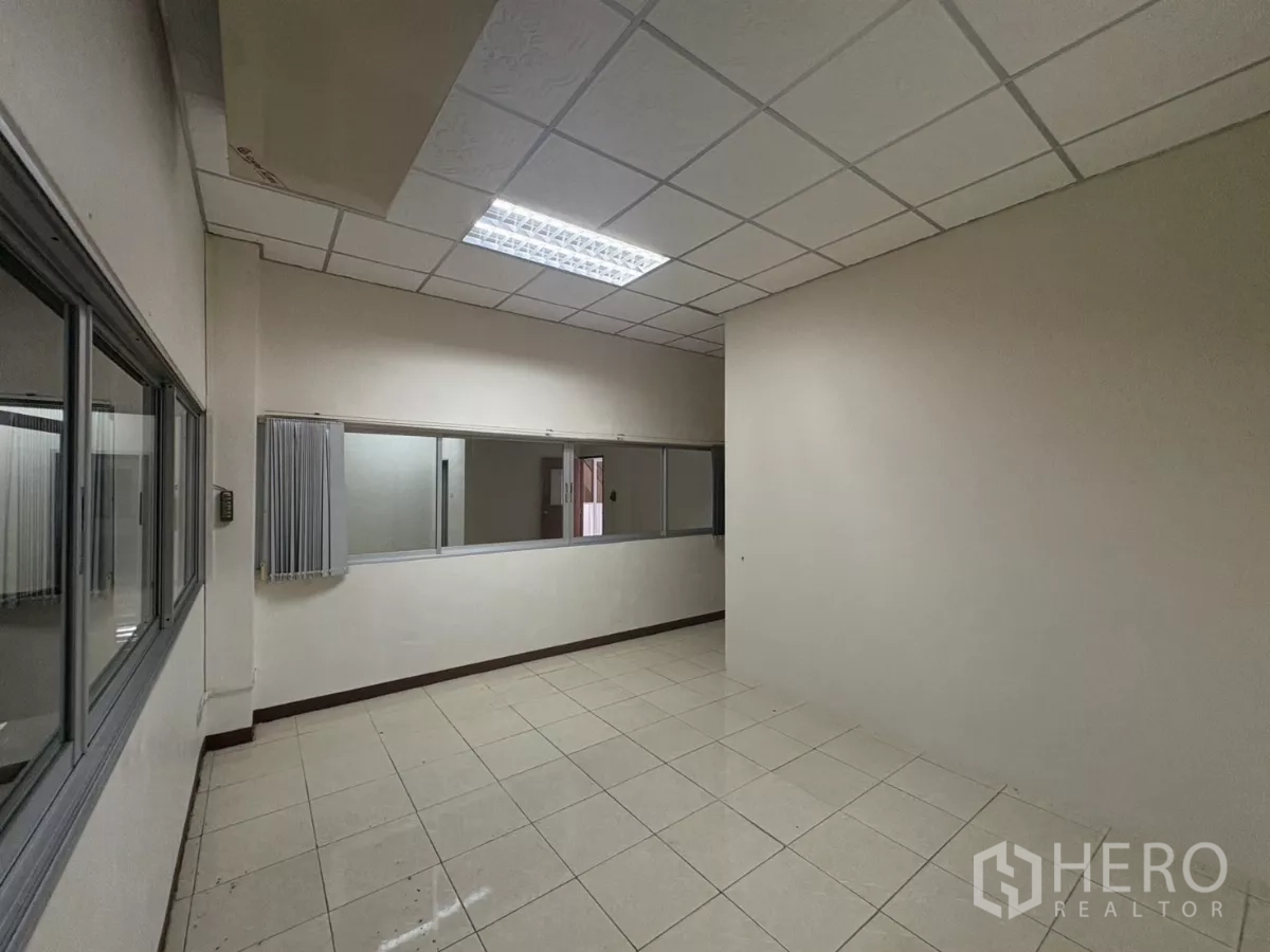 คลังสินค้า ให้เช่าในBang Phli, Samut Prakan - โถงออฟฟิศยาว มีหน้าต่างกระจกภายในและพื้นกระเบื้อง